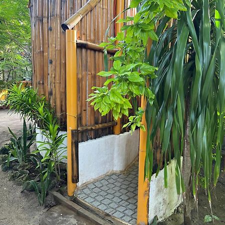 Georgia'S Neverland Hostel Острів Малапаскуа Екстер'єр фото